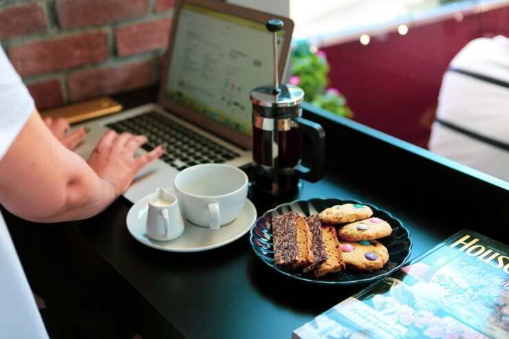 profitable café operations Dubai high rent